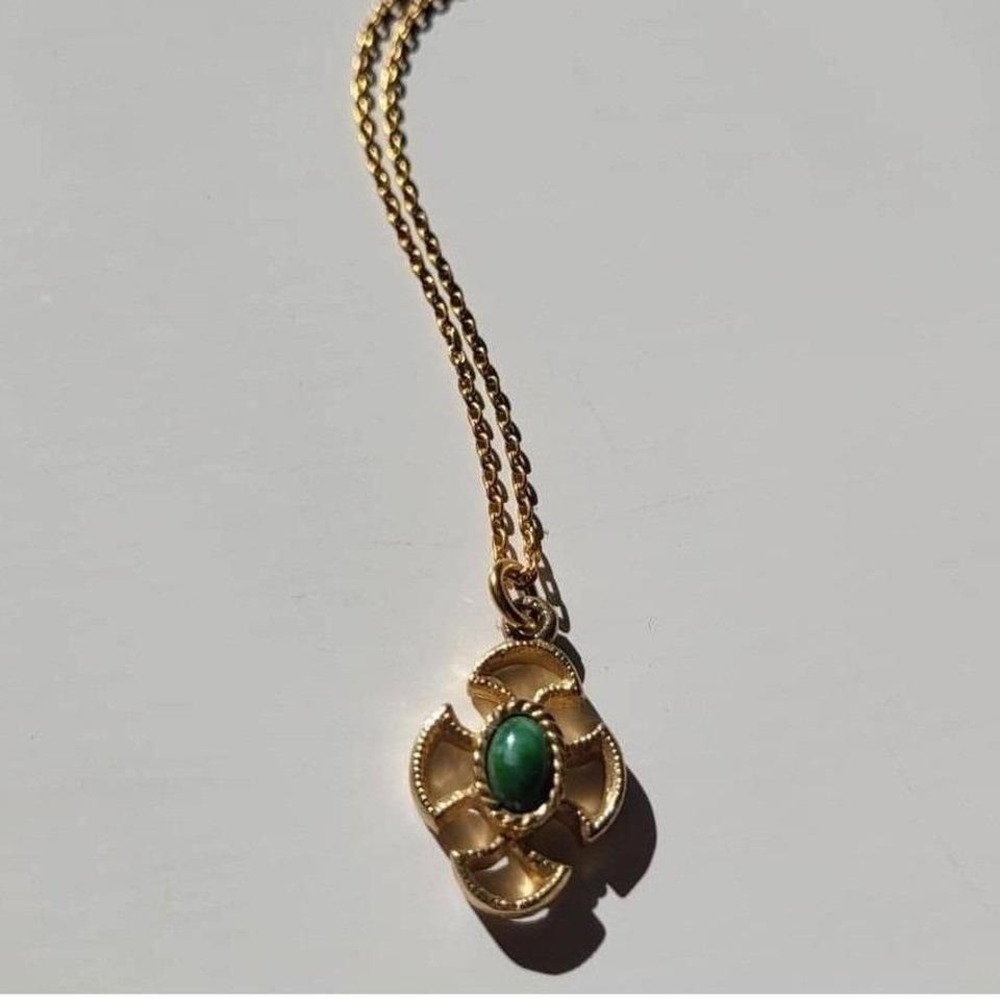 Vintage Gold Tone Flower Pendant Necklace with Green Stone Chain Jewelry